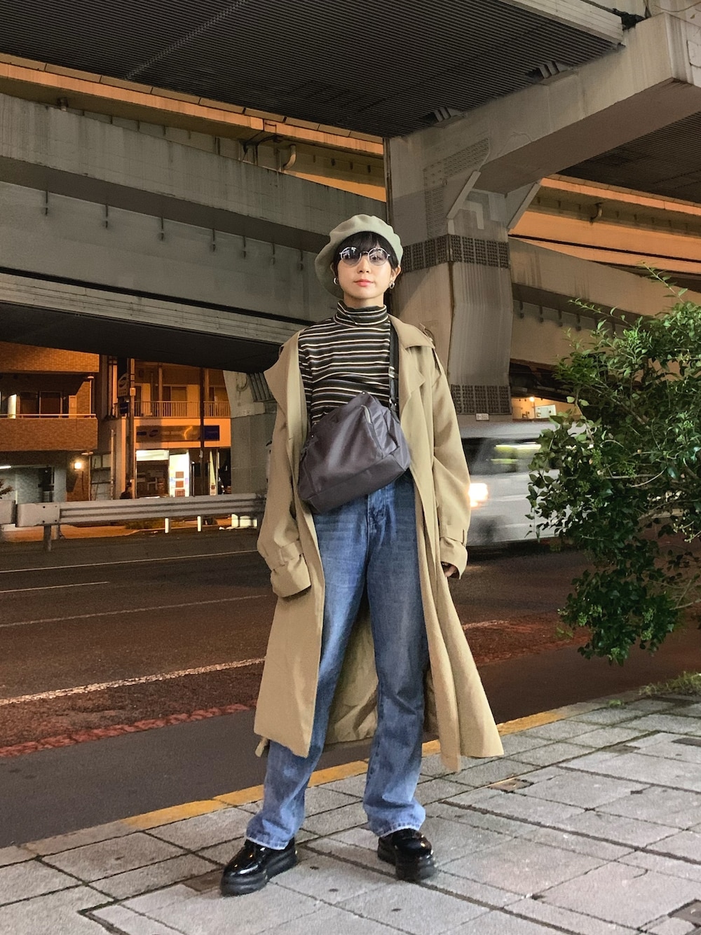 「秋のコーデ、ボーダー、ボーダートップス、トレンチコート、メンズライク、ベレー帽、サングラス、デニムパンツ、タートルネック、オトナカジュアル」｜「RURUのアイテム（トップス、その他）」を使った、光永さん（レディース・159cm）の秋コーディネートの1枚目の写真