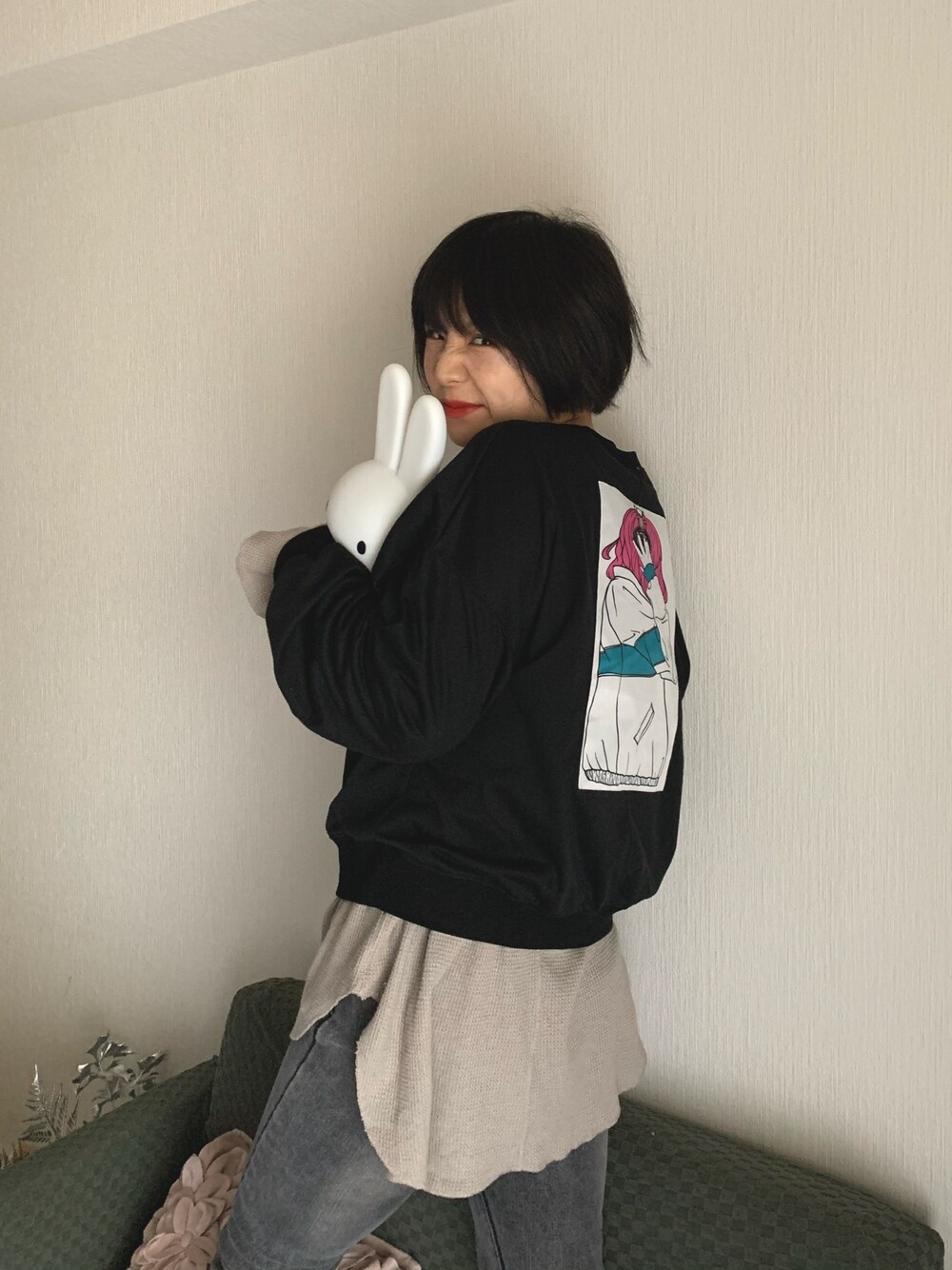 「おうちファッション、おうちスタイル、スウェット、バックプリント、スキニーデニム、ワッフル、レイヤードスタイル、リラックススタイル、休日スタイル、イラスト」｜「Mayreeの【Mayree】ハングルバックプリントワイドスウェット　2021SS（スウェット、ブラック系）」を使った、光永さん（レディース・159cm）の冬コーディネートの1枚目の写真
