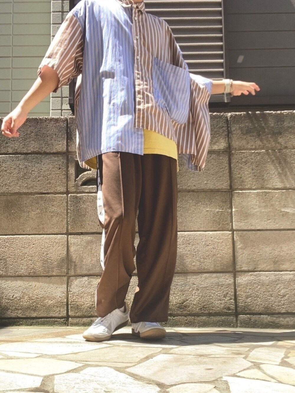 「シンプル、今日のコーデ、春、リラックススタイル、夏コーデ、ストライプ、アシンメトリー」｜「Kappaの▽WEB限定 Kappa/カッパ 別注 サイドラインパンツ/トラックパンツ（その他パンツ、ブラウン系）」を使った、りーたさん（メンズ・169cm）の春コーディネートの1枚目の写真