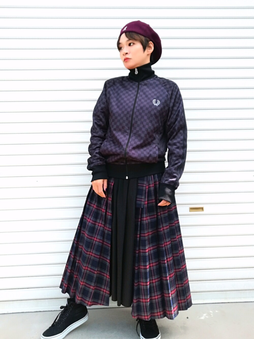 「ハンチング、ベレー帽、ジャージ、ハイカットスニーカー、ワインレッド、チェック、プリーツスカート、チェックスカート、巻きスカート」｜「FRED PERRYの名古屋の古着屋で2900円（ジャージ、ブラック系）」を使った、すいさん（レディース・154cm）の春コーディネートの1枚目の写真