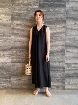 「アイテム（サンダル、ゴールド系）」を使った、山崎　亜也里さん（レディース・165cm）の春コーディネート