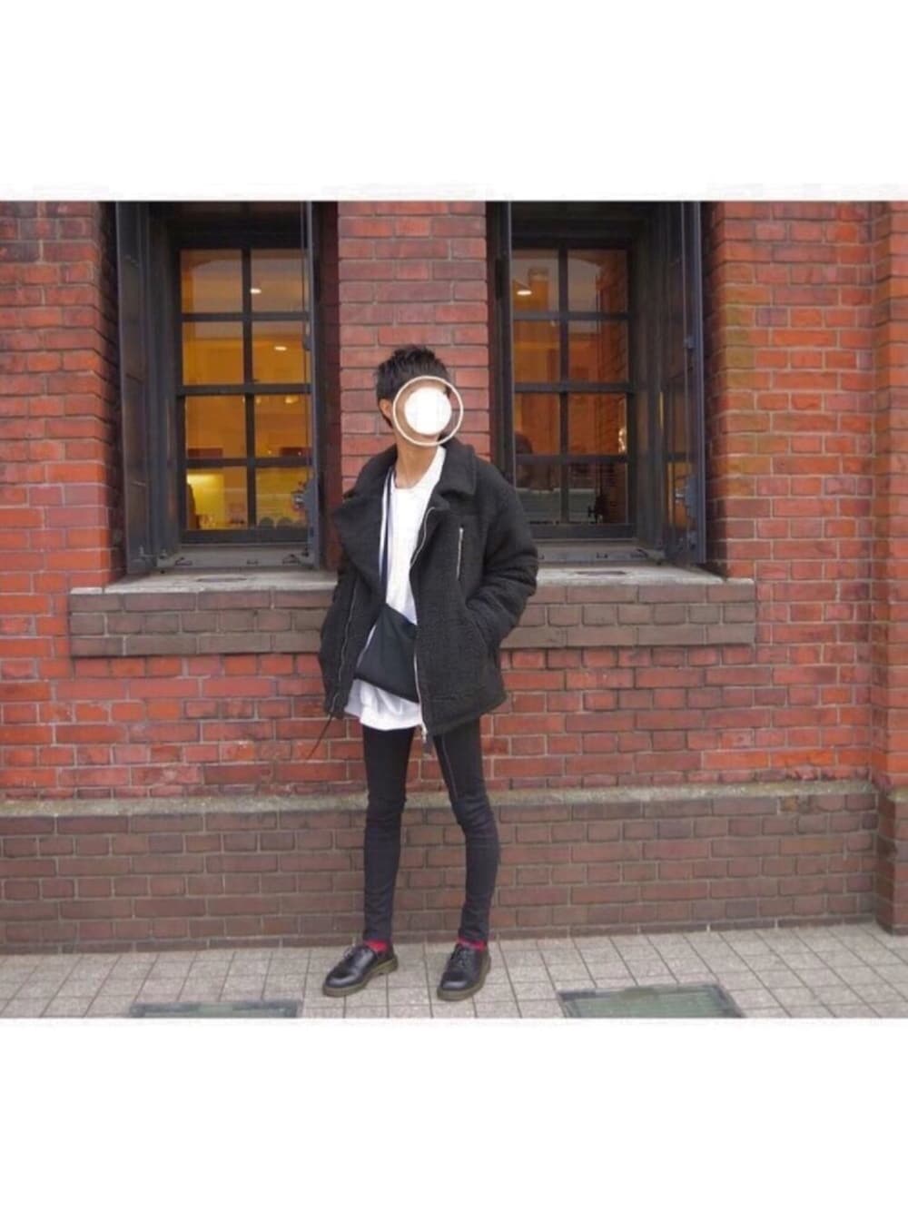 ブラック系のライダースジャケット、ホワイト系のスウェット、ブラック系のショルダーバッグを着用したメンズの冬コーディネートの1枚目の写真