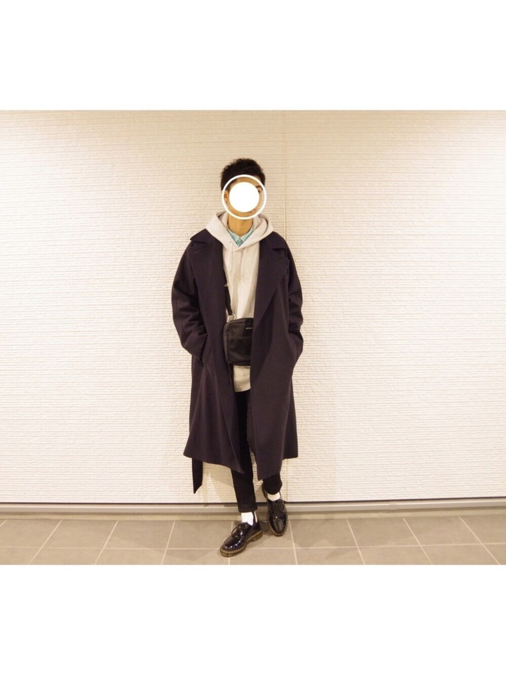 ブルー系のその他アウター、グレー系のパーカー、グリーン系のシャツ/ブラウスを着用したメンズの冬コーディネートの1枚目の写真