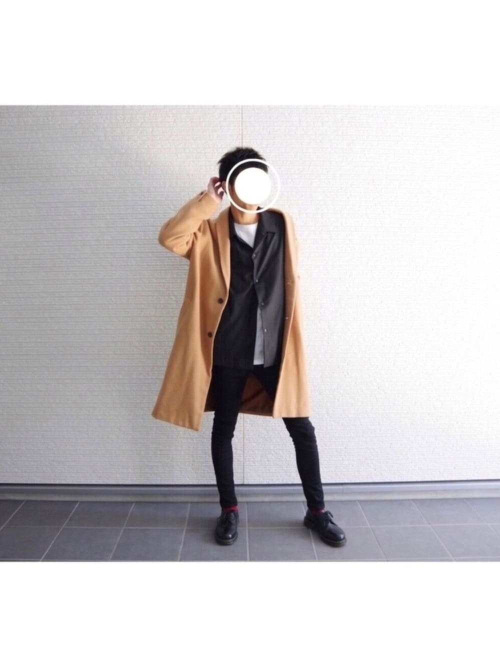 イエロー系のチェスターコート、ブラック系のジャケット/アウター、ホワイト系のTシャツ/カットソーを着用したメンズの冬コーディネートの1枚目の写真