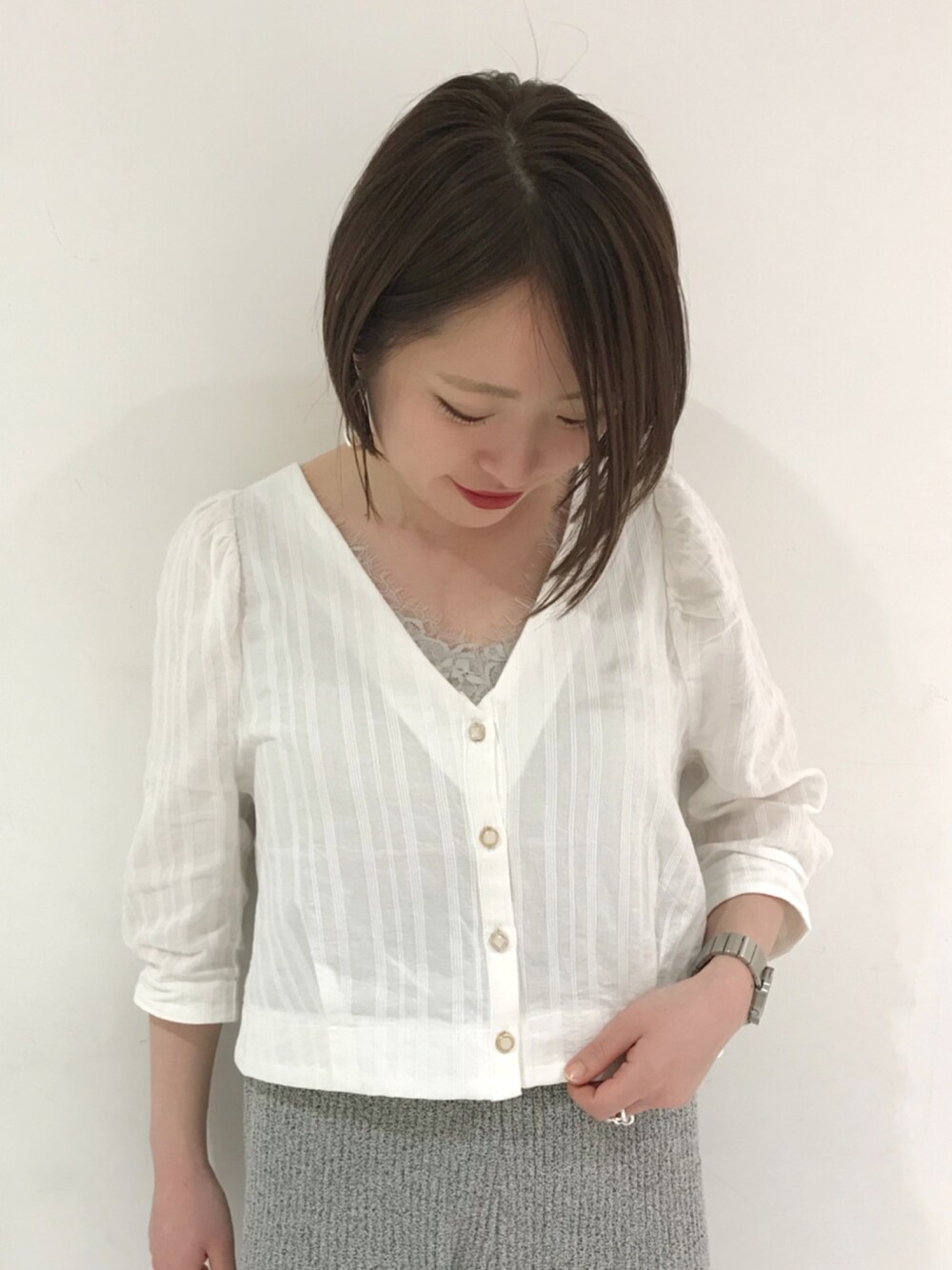 「春コーデ、大人カジュアル、ブラウス、mystic、低身長」｜「mysticのパワショルシャツカーデ（シャツ/ブラウス、ホワイト系）」を使った、machidaさん（レディース・150cm）の春コーディネートの1枚目の写真