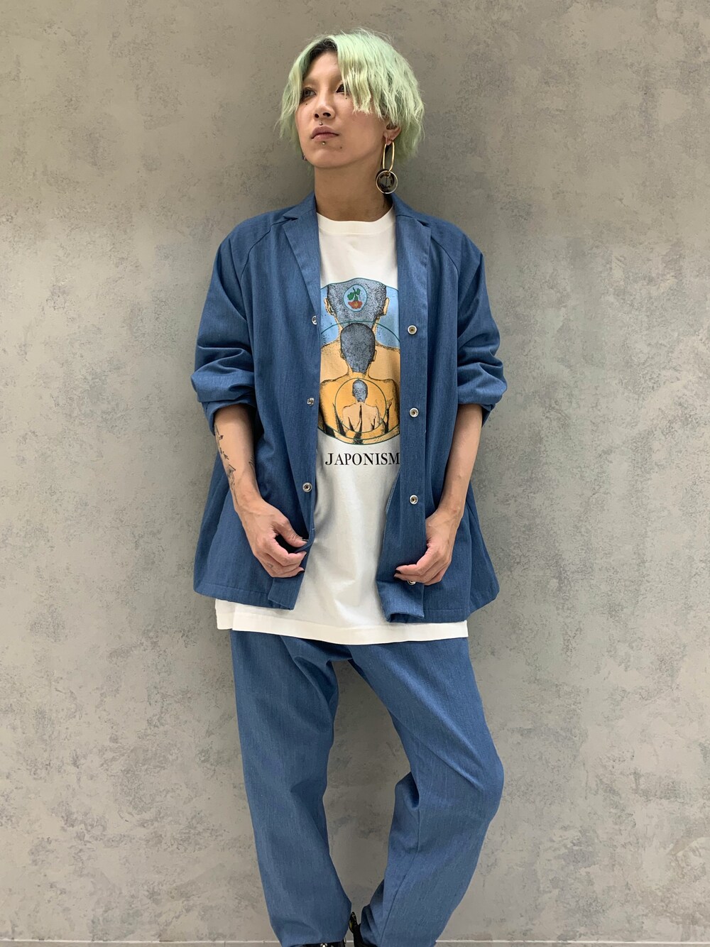 「テーパードパンツ、セットアップ、シンプル、ブルー、秋のコーデ、水色、リラックススタイル、シンプルコーデ、セットアップスタイル、おしゃれさんと繋がりたい」｜「kitai / raglan setupjkt（テーラードジャケット、ブルー系）」を使った、MAISON de SIGN STAFFさん（レディース・170cm）の夏コーディネートの1枚目の写真