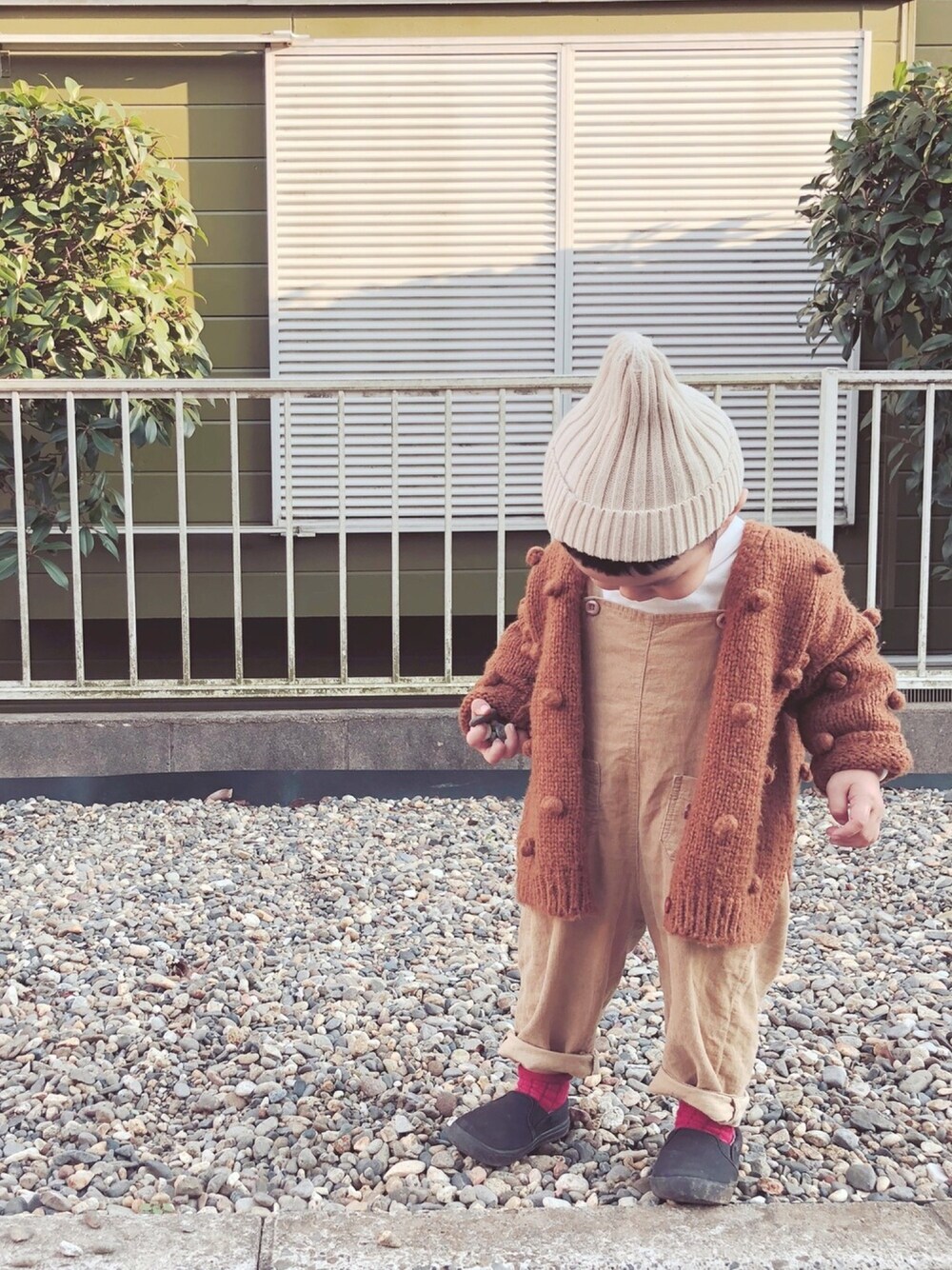 「2歳、男の子、キッズコーデ、秋コーデ、韓国子供服、サロペット、ニット帽、秋サロペ2018たけのこ派」｜「しまむらのアイテム（ニットキャップ/ビーニー、ホワイト系）」を使った、_____itsu◡̈さん（キッズ・80cm）の秋コーディネートの1枚目の写真