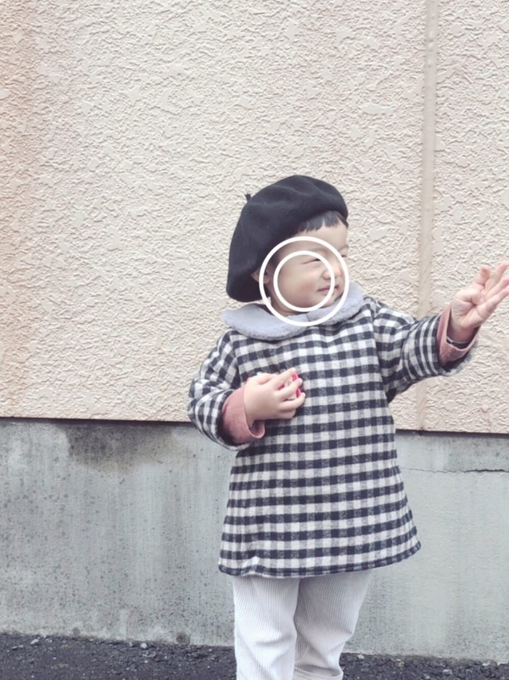 「2歳、男の子、冬コーデ、キッズコーデ、韓国子供服、ベレー帽、チェック、コーデュロイパンツ」｜「韓国子供服のアイテム（ジャケット/アウター、ブラック系）」を使った、_____itsu◡̈さん（キッズ・90cm）の冬コーディネートの1枚目の写真