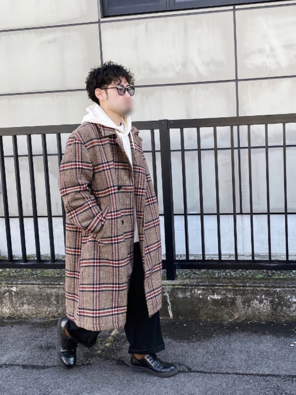 「今日のコーデ、休日スタイル、ロングコート、ワイドパンツ、パーカー、チェック、オーバーサイズ、冬コーデ、カラーソックス、ブラウン」｜「UNIQLOのスウェットプルパーカ(長袖)（パーカー、ベージュ系）」を使った、ねつなおやさん（メンズ・172cm）の冬コーディネートの1枚目の写真