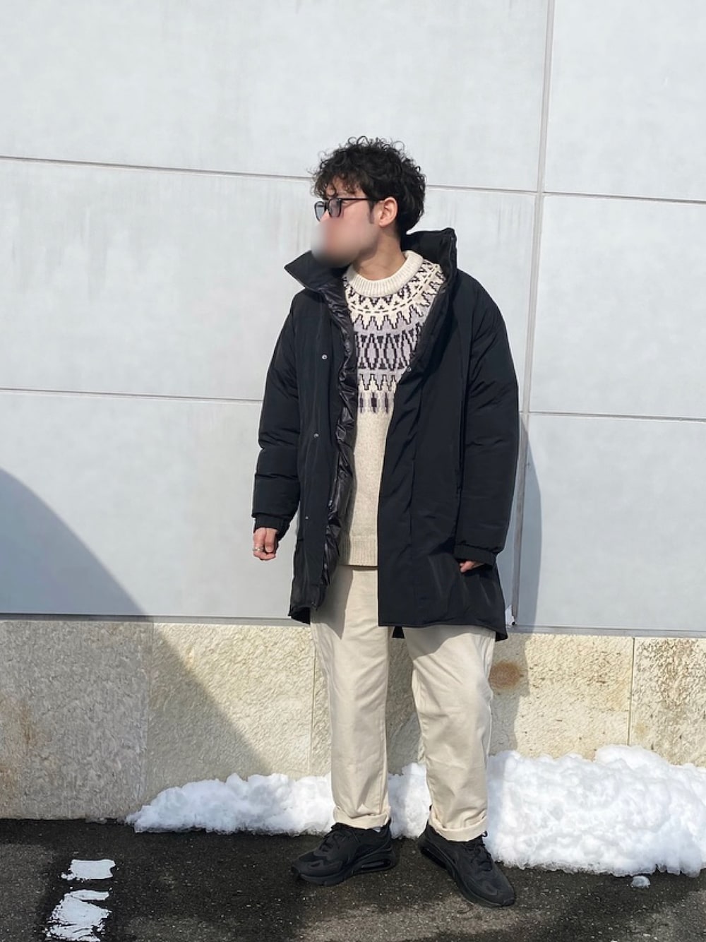 「今日のコーデ、冬コーデ、モノクロコーデ、モンスターパーカー、シェフパンツ、ホワイトパンツ、柄ニット、スニーカー、ブラック、おしゃれさんと繋がりたい」｜「RAGEBLUEの＜ユニセックスでオススメ！＞キュウシンフェードモールニットクルー/917341（ニット/セーター、ホワイト系）」を使った、ねつなおやさん（メンズ・172cm）の冬コーディネートの1枚目の写真