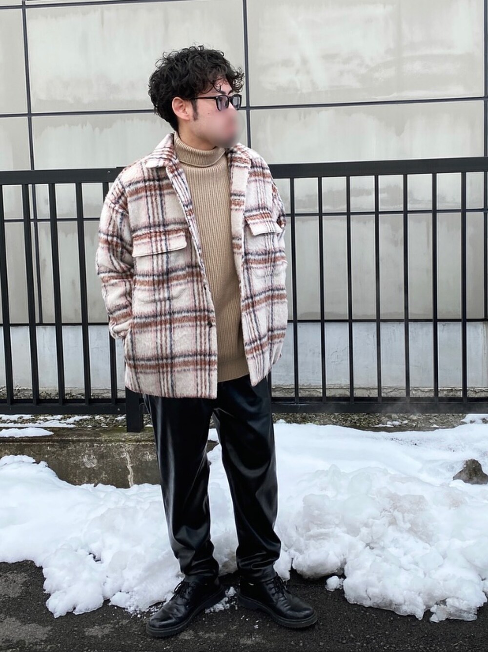 ベージュ系のニット/セーター、ベージュ系のブルゾン、ブラック系のその他パンツを着用したメンズの冬コーディネートの1枚目の写真