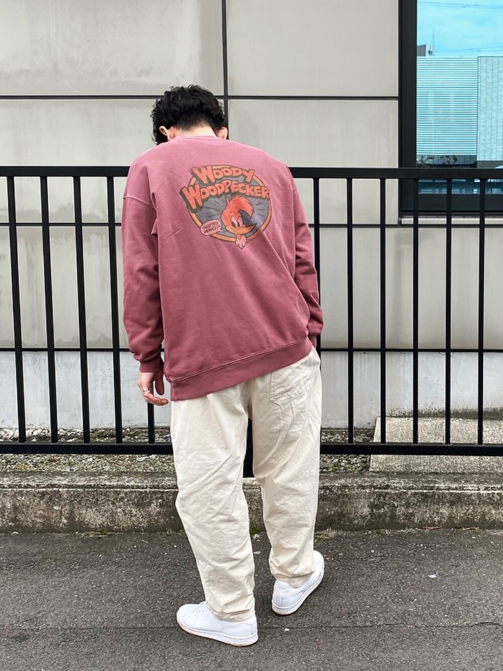 「今日のコーデ、休日コーデ、シンプル、バックプリント、スウェット、シェフパンツ、スニーカー、ホワイトパンツ、白スニーカー、春コーデ」｜「RAGEBLUEのウッドペッカースウェットクルー/924743（スウェット、ピンク系）」を使った、ねつなおやさん（メンズ・172cm）の春コーディネートの1枚目の写真