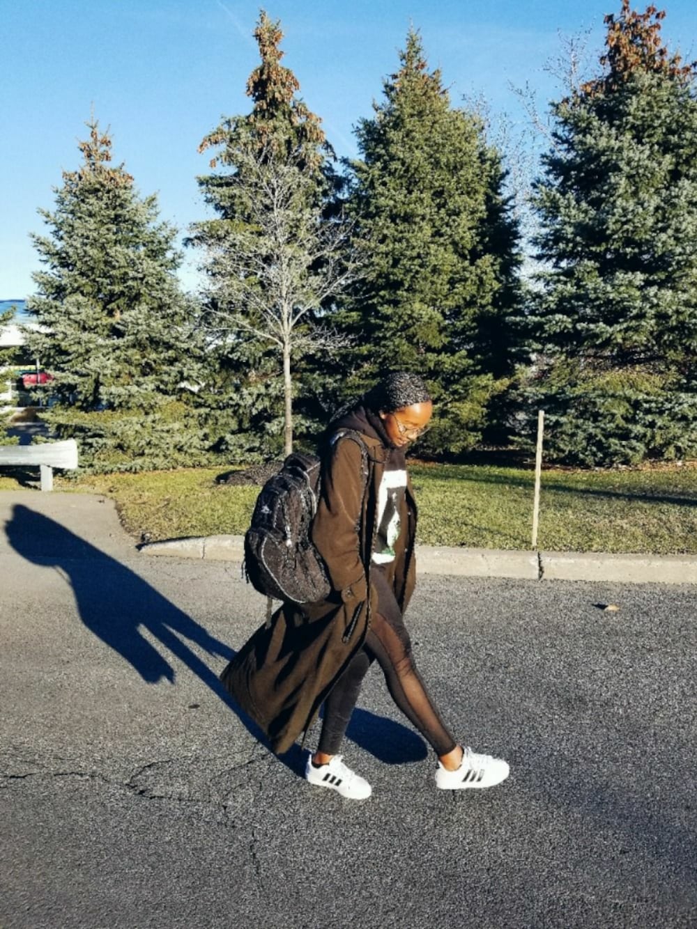 「comfy、sneakers、winter」｜「thriftedのアイテム（チェスターコート、その他）」を使った、Mandynomさん（レディース・165cm）の冬コーディネートの1枚目の写真