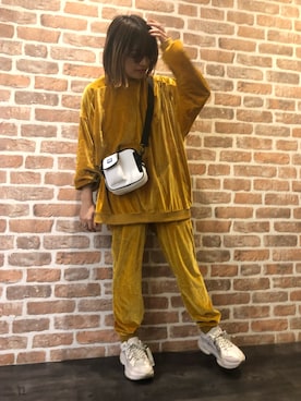 「アイテム（スウェット、ゴールド系）」を使った、マツモトさん（レディース・161cm）の春コーディネート
