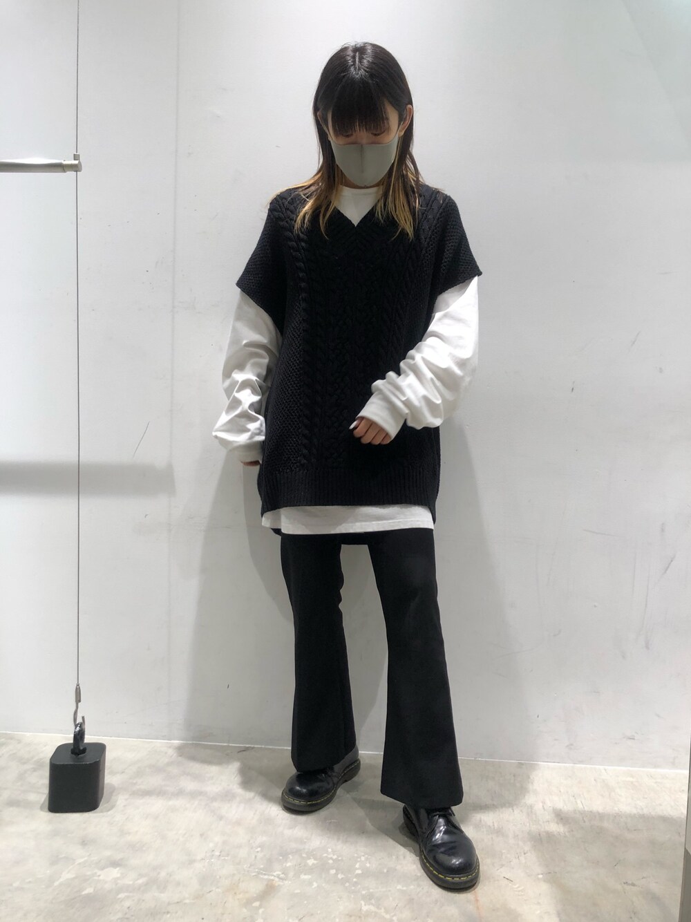 ブラック系のニット/セーター、ホワイト系のTシャツ/カットソー、ブラック系のその他パンツを着用したレディースの冬コーディネートの1枚目の写真