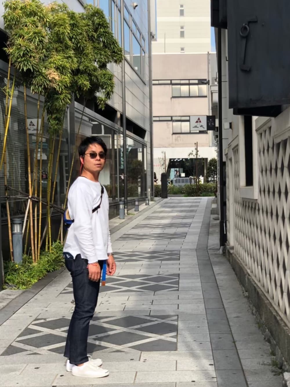 「旅行コーデ、春」｜「NEWMANのアイテム（サングラス、ブラウン系）」を使った、chedaaさん（メンズ・175cm）の夏コーディネートの1枚目の写真