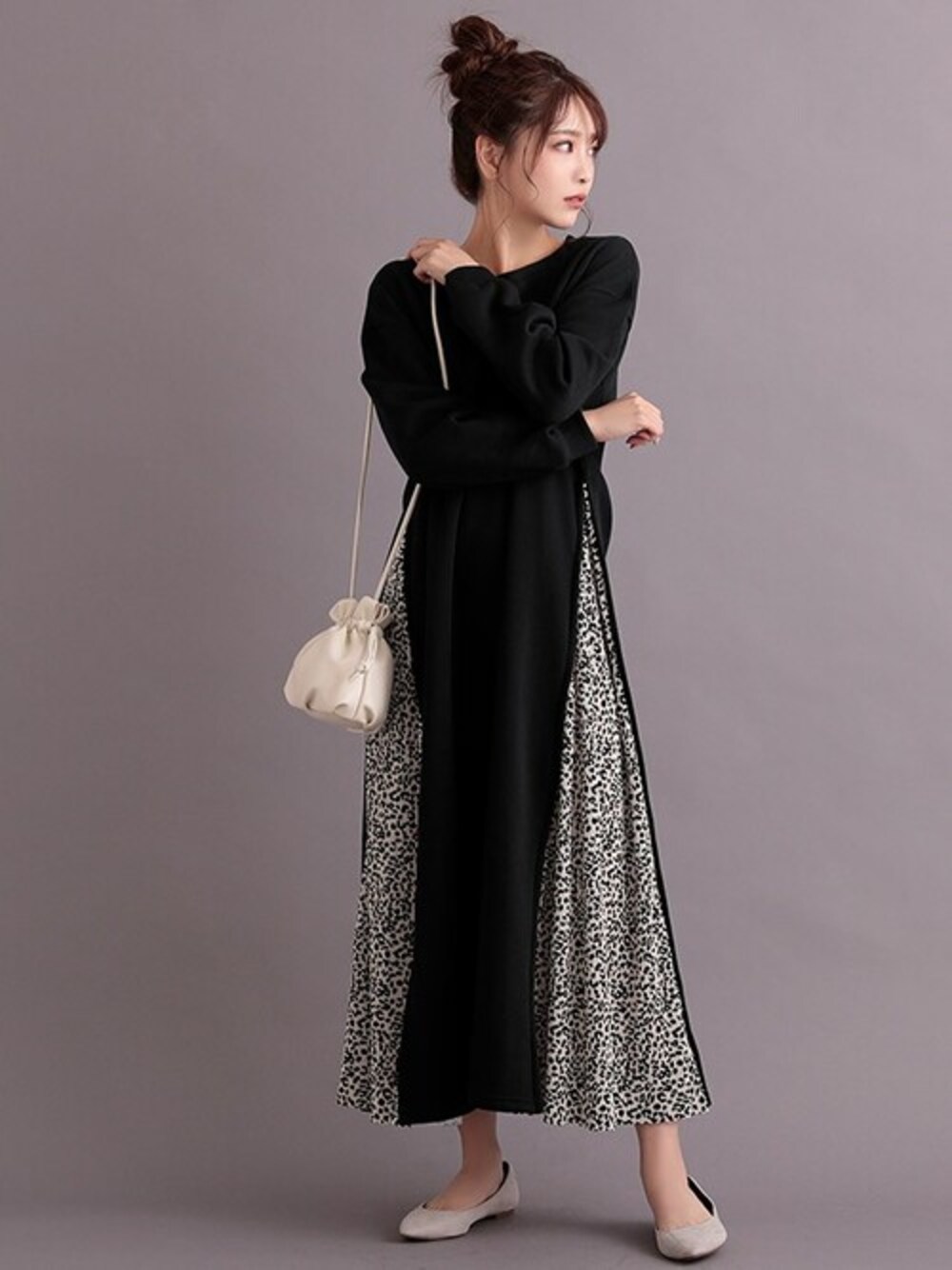 ホワイト系のワンピース、ベージュ系のポーチを着用したレディースの秋コーディネートの1枚目の写真