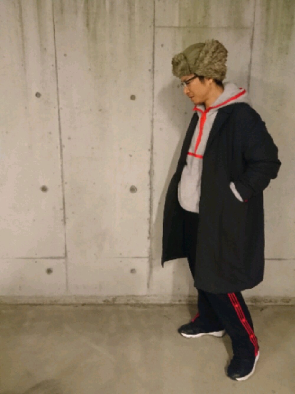 「休日スタイル、冬コーデ、黒、ボアパーカー、フライトキャップ」｜「SUPER THANKSのアイテム（パーカー、グレー系）」を使った、yosukeさん（メンズ・168cm）の冬コーディネートの1枚目の写真