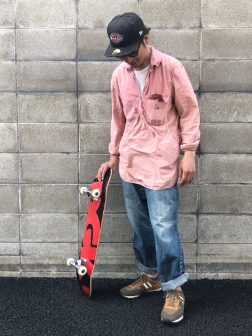 「春、ストリート、スケボー、キャップ、ロングシャツ、白Tシャツ、春コーデ」｜「TAKAHIROMIYASHITATheSoloIst.のアイテム（シャツ/ブラウス、ピンク系）」を使った、yosukeさん（メンズ・168cm）の春コーディネートの1枚目の写真
