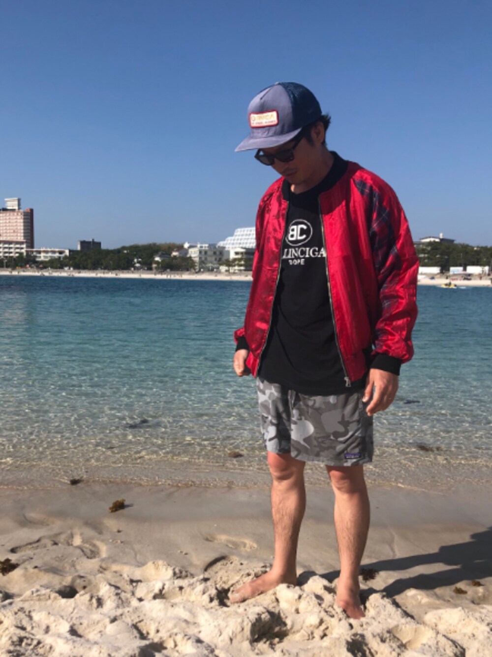 「海、夏コーデ、ナイロンジャケット、ショートパンツ、迷彩、リメイク、春夏コーデ、チェック」｜「RVCAのRVCA メンズ キャップ COMMONWEALTH SNAPBACK ｌｌ（キャップ、ブルー系）」を使った、yosukeさん（メンズ・168cm）の春コーディネートの1枚目の写真