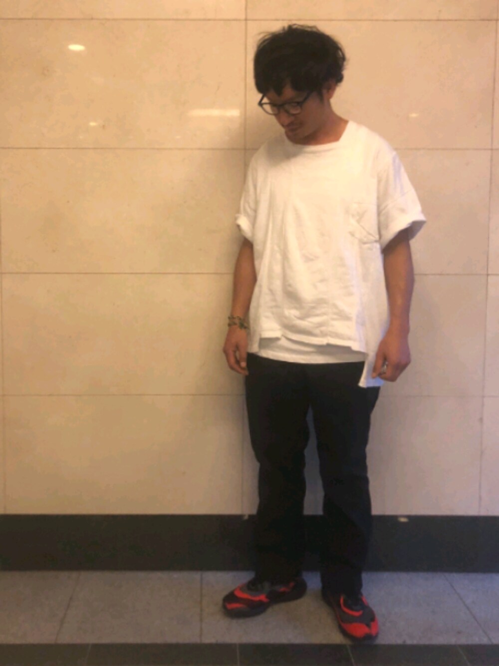 ホワイト系のTシャツ/カットソー、ブラック系のその他パンツ、ブラック系のスニーカーを着用したメンズの夏コーディネートの1枚目の写真