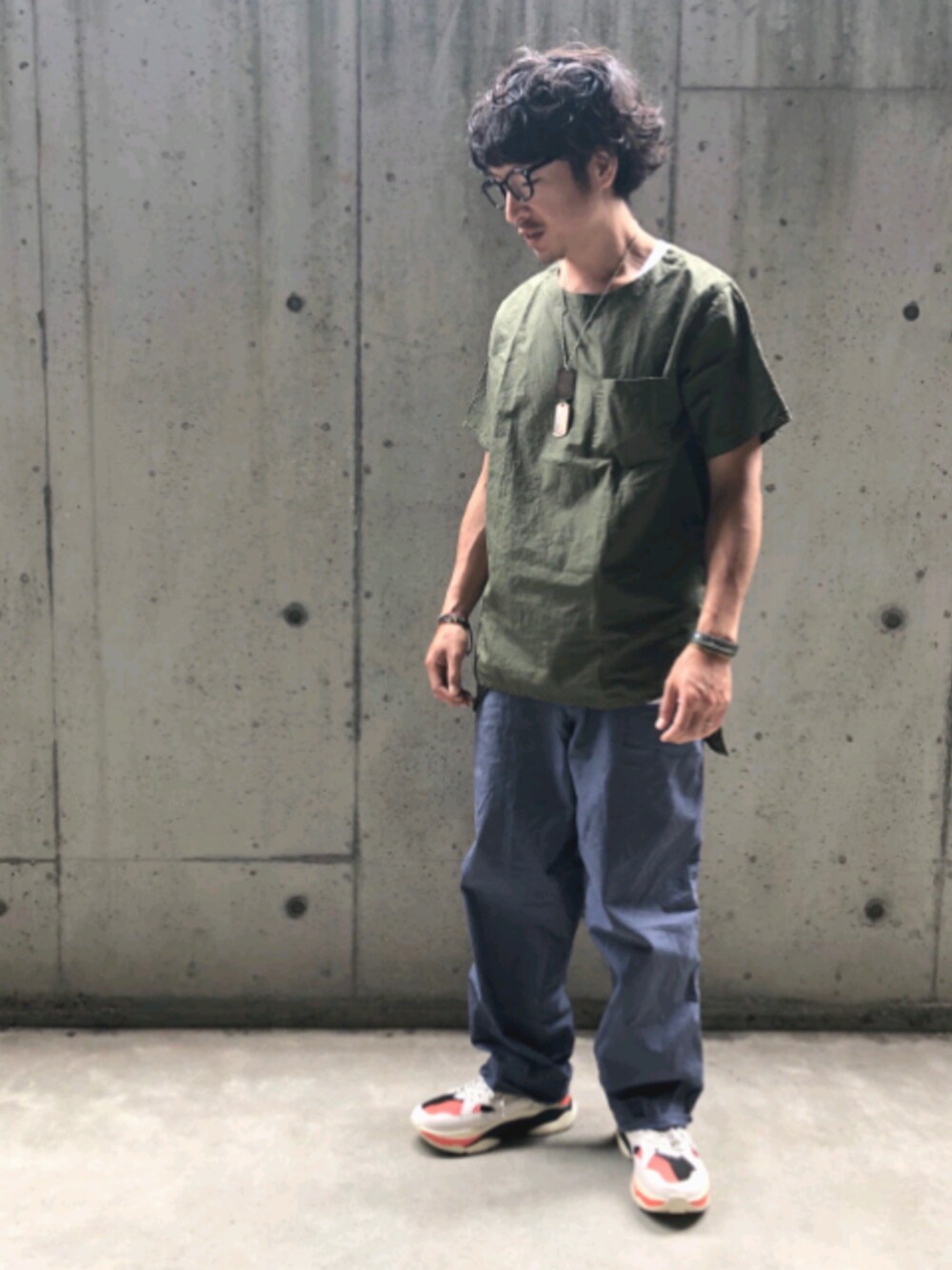 「夏コーデ、ビッグT、ワイドパンツ、ゆるコーデ、アクセサリー、ポケットＴシャツ、ダッドスニーカー、白スニーカー、大人カジュアル」｜「Basis Broek Belgiumのアイテム（トップス、グリーン系）」を使った、yosukeさん（メンズ・168cm）の夏コーディネートの1枚目の写真