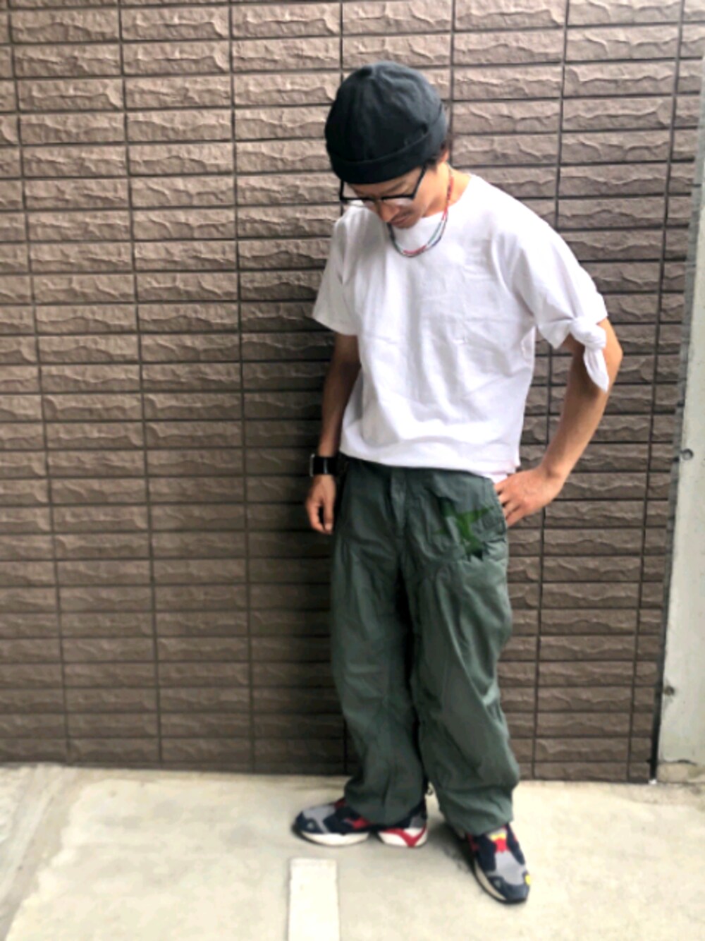 「夏、リラックススタイル、ビッグT、Tシャツ、フィッシャーマンキャップ、白Tシャツ、スニーカー、大人カジュアル、バングル、チェーンウォレット」｜「JW AndersonのJ.W.ANDERSON T-shirts（Tシャツ/カットソー、ホワイト系）」を使った、yosukeさん（メンズ・168cm）の夏コーディネートの1枚目の写真
