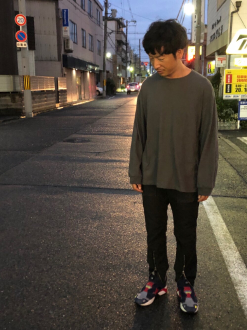 「秋コーデ、ロンT、ブラックコーデ、ユニクロ、YSTRDY's TMRRW、ポンプフューリー、シンプルスタイル、ゆるコーデ、スポーツミックス」｜「UNIQLOのコットンリラックスフィットクルーネックT（長袖）（Tシャツ/カットソー、グリーン系）」を使った、yosukeさん（メンズ・168cm）の夏コーディネートの1枚目の写真