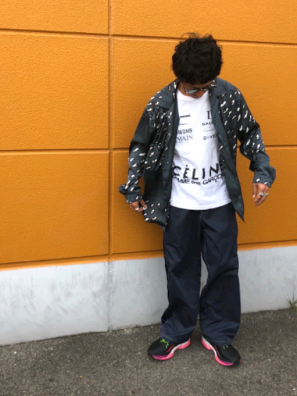 「秋のコーデ、シャツスタイル、アニマル柄、サテン、パジャマパンツ、ロゴT、ビッグシルエット、ワイドパンツ、BRANDBLACK」｜「YSTRDY's TMRRWのアイテム（シャツ/ブラウス、ブラック系）」を使った、yosukeさん（メンズ・168cm）の秋コーディネートの1枚目の写真