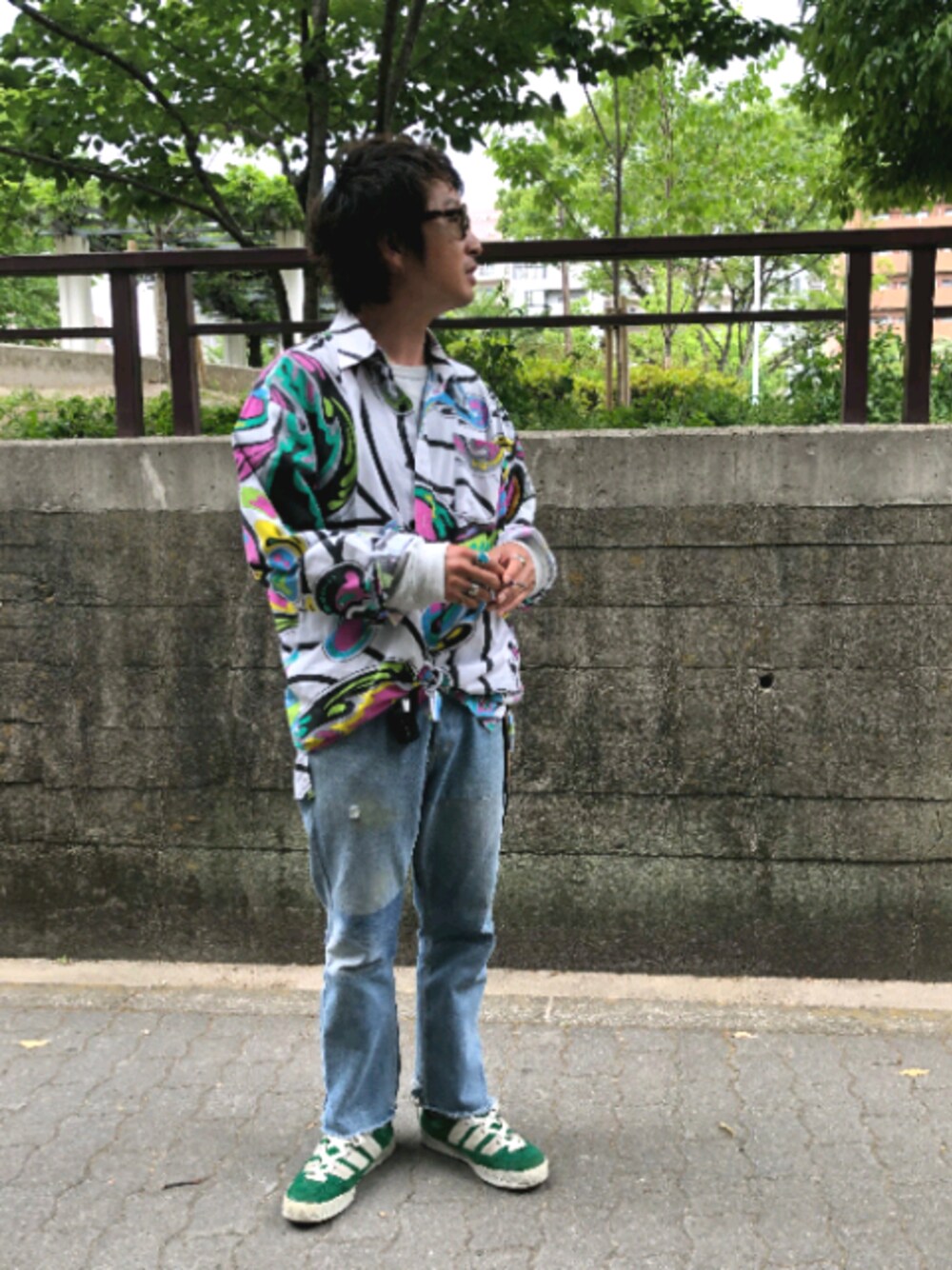 「ゆるコーデ、春夏コーデ、春コーデ、初夏、柄シャツ、タックイン、リメイク、アディマティック、サングラス」｜「VINTAGEのアイテム（シャツ/ブラウス、その他）」を使った、yosukeさん（メンズ・168cm）の春コーディネートの1枚目の写真