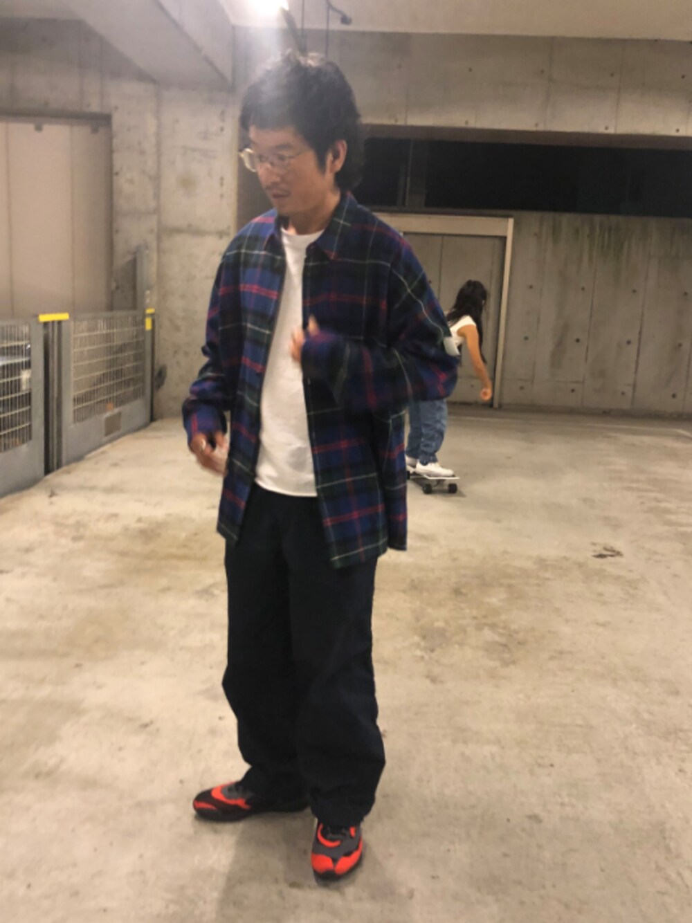 「秋のコーデ、チェックシャツ、バルーンシャツ、オトナカジュアル、ゆるコーデ、秋のマイ旬スタイル、シンプルコーデ」｜「ESSAYのESSAY WOOL GABARDINE SHIRT JACKET（シャツ/ブラウス、ブラック系）」を使った、yosukeさん（メンズ・168cm）の秋コーディネートの1枚目の写真