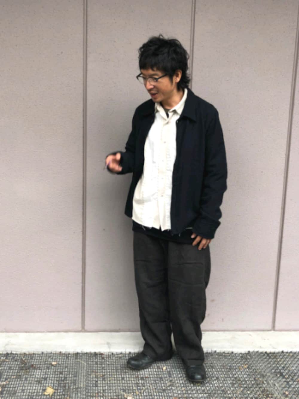 「七五三、秋冬コーデ、オトナカジュアル、ゆるコーデ、シャツスタイル、ウールシャツ、ワイドパンツ、ブーツ、黒」｜「volga volgaのアイテム（シャツ/ブラウス、ブラック系）」を使った、yosukeさん（メンズ・168cm）の秋コーディネートの1枚目の写真
