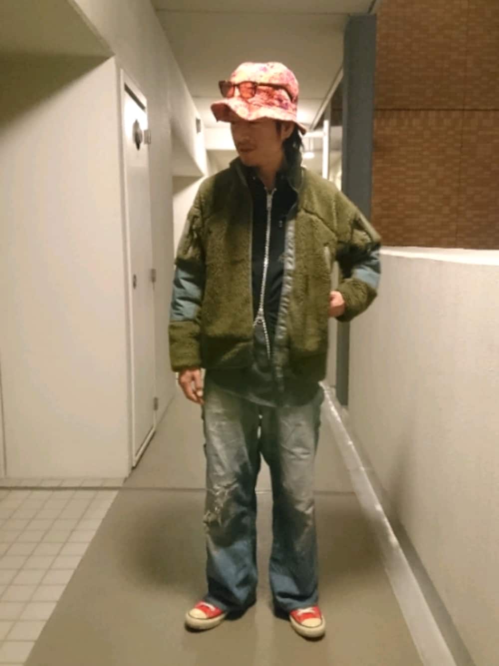 「冬コーデ、ボアジャケット、フリース、ワイドパンツ、アウトドアスタイル、BBQ、レイヤードスタイル、ハット」｜「JOURNAL STANDARD J.S HOMESTEADのRETORO BOA SLINGSHOT HOODY #（ブルゾン、グリーン系）」を使った、yosukeさん（メンズ・168cm）の秋コーディネートの1枚目の写真