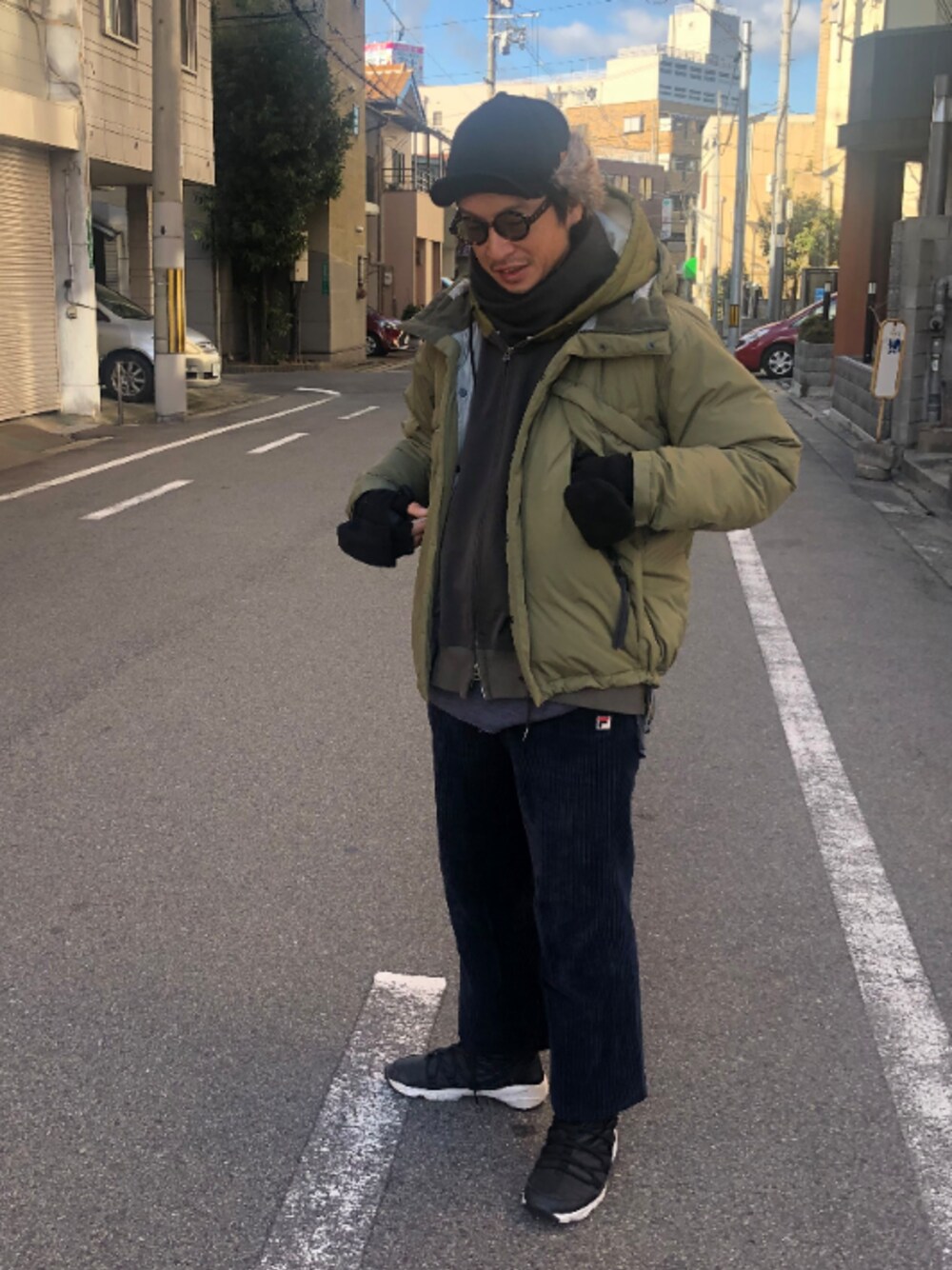 「レイヤードスタイル、冬コーデ、ダウンジャケット、コーデュロイパンツ、フットスケープ、フライトキャップ、カーキアウター」｜「WISLOMのアイテム（ダウンジャケット/コート、グリーン系）」を使った、yosukeさん（メンズ・168cm）の冬コーディネートの1枚目の写真