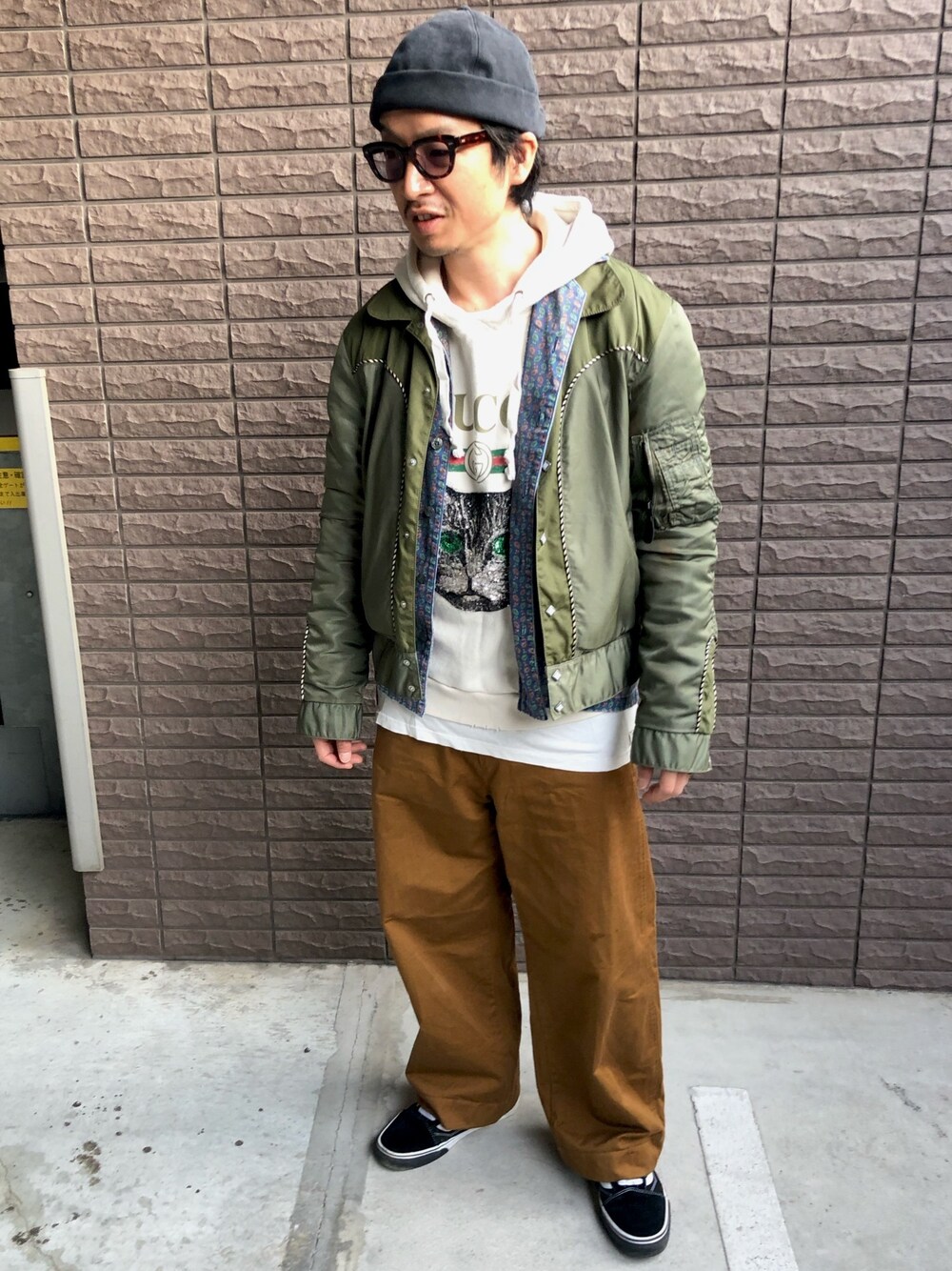 「冬コーデ、春コーデ、リメイク、ワイドパンツ、ミリタリージャケット、キャップ、ストリートコーデ、スケボー、サングラス」｜「GUCCIのアイテム（パーカー、ホワイト系）」を使った、yosukeさん（メンズ・168cm）の冬コーディネートの1枚目の写真