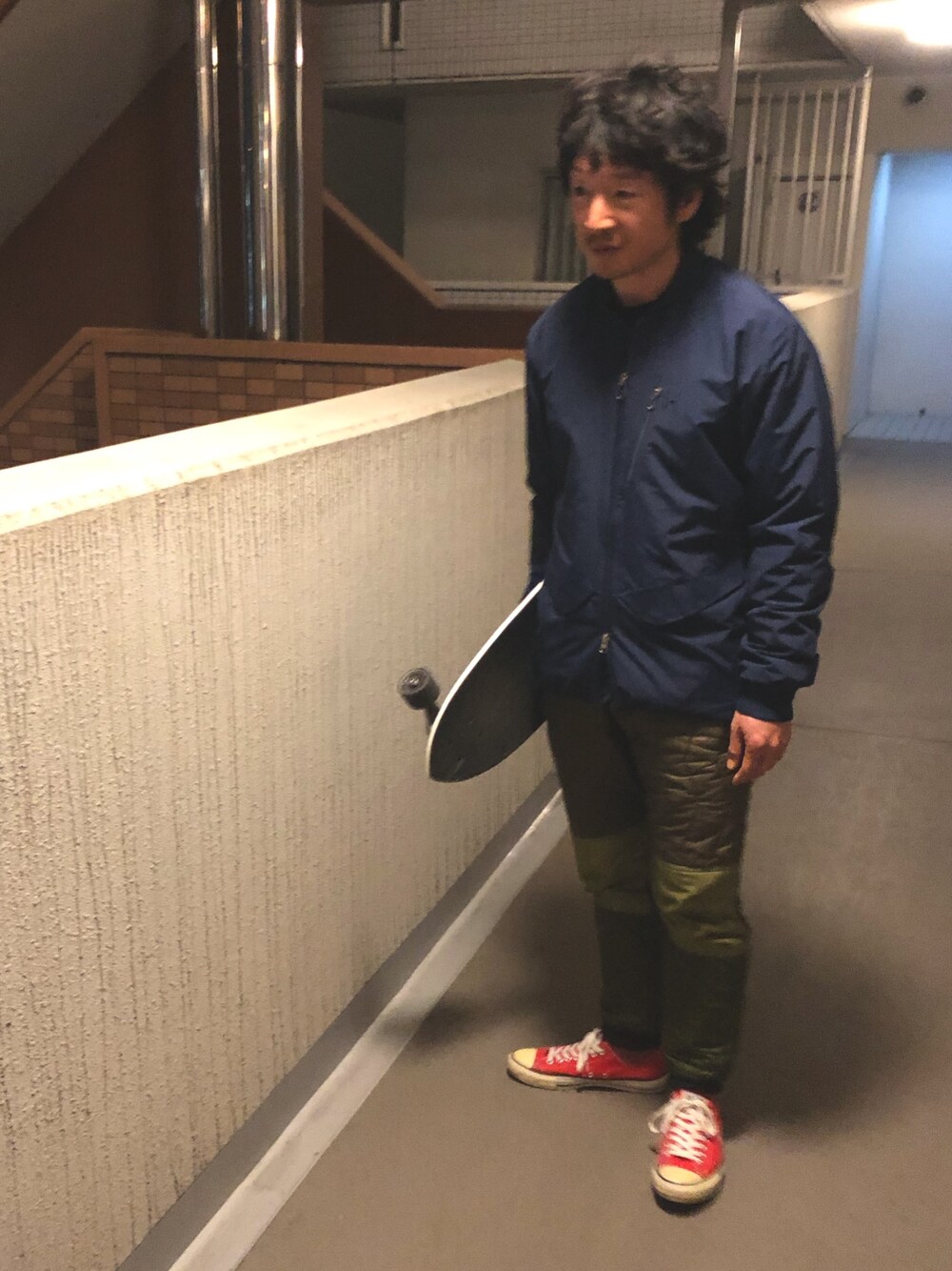 「休日スタイル、キルティング、キルティングパンツ、リメイク、ミリタリーパンツ、スニーカー、シンプル、オールスター」｜「HAGLOFSのBarrier Neo Hood Men／バリアー ネオ フード（メンズ）（ダウンジャケット/コート、ブルー系）」を使った、yosukeさん（メンズ・168cm）の冬コーディネートの1枚目の写真