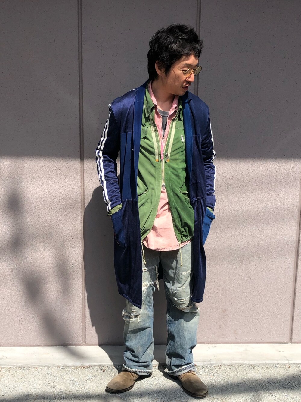 「レイヤードスタイル、ガウンコート、リメイク、ダメージデニムパンツ、春コーデ、グランジ、春カラー、ジャージ、ハーフジップ」｜「collection PRIVEE?のアイテム（ジャケット/アウター、グリーン系）」を使った、yosukeさん（メンズ・168cm）の春コーディネートの1枚目の写真