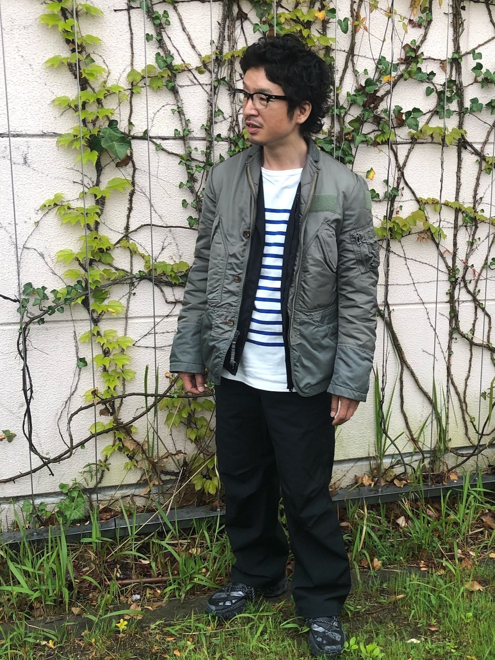「春コーデ、ミリタリージャケット、雨の日コーデ、大人コーデ、ボーダー、リメイク、メガネ男子、きれいめカジュアル」｜「JUNYA WATANABE MANのアイテム（ジャケット/アウター、グリーン系）」を使った、yosukeさん（メンズ・168cm）の春コーディネートの1枚目の写真
