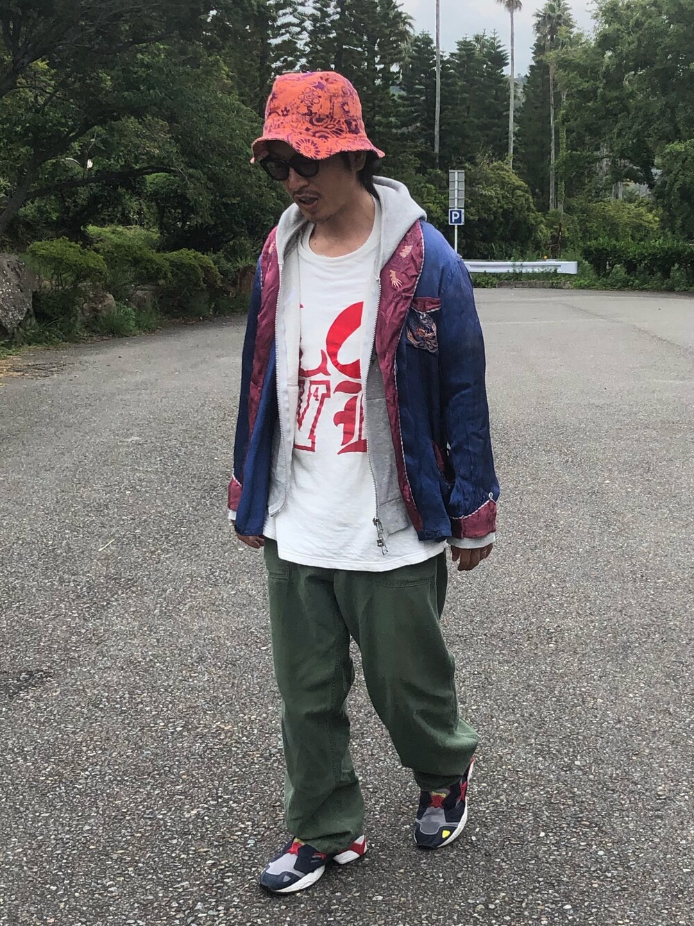 「古着、春コーデ、レイヤードスタイル、古着MIX、スカガウン、チャイナシャツ、チャイナガウン、アウトドアスタイル、ベイカーパンツ、春夏コーデ」｜「VOTE MAKE NEW CLOTHESのVOTE MAKE NEW CLOTHES ヴォート ボート / "LOS FELITZ" P.E. TEE プリントビッグTEE / 19FW-0008（Tシャツ/カットソー、ホワイト系）」を使った、yosukeさん（メンズ・168cm）の春コーディネートの1枚目の写真