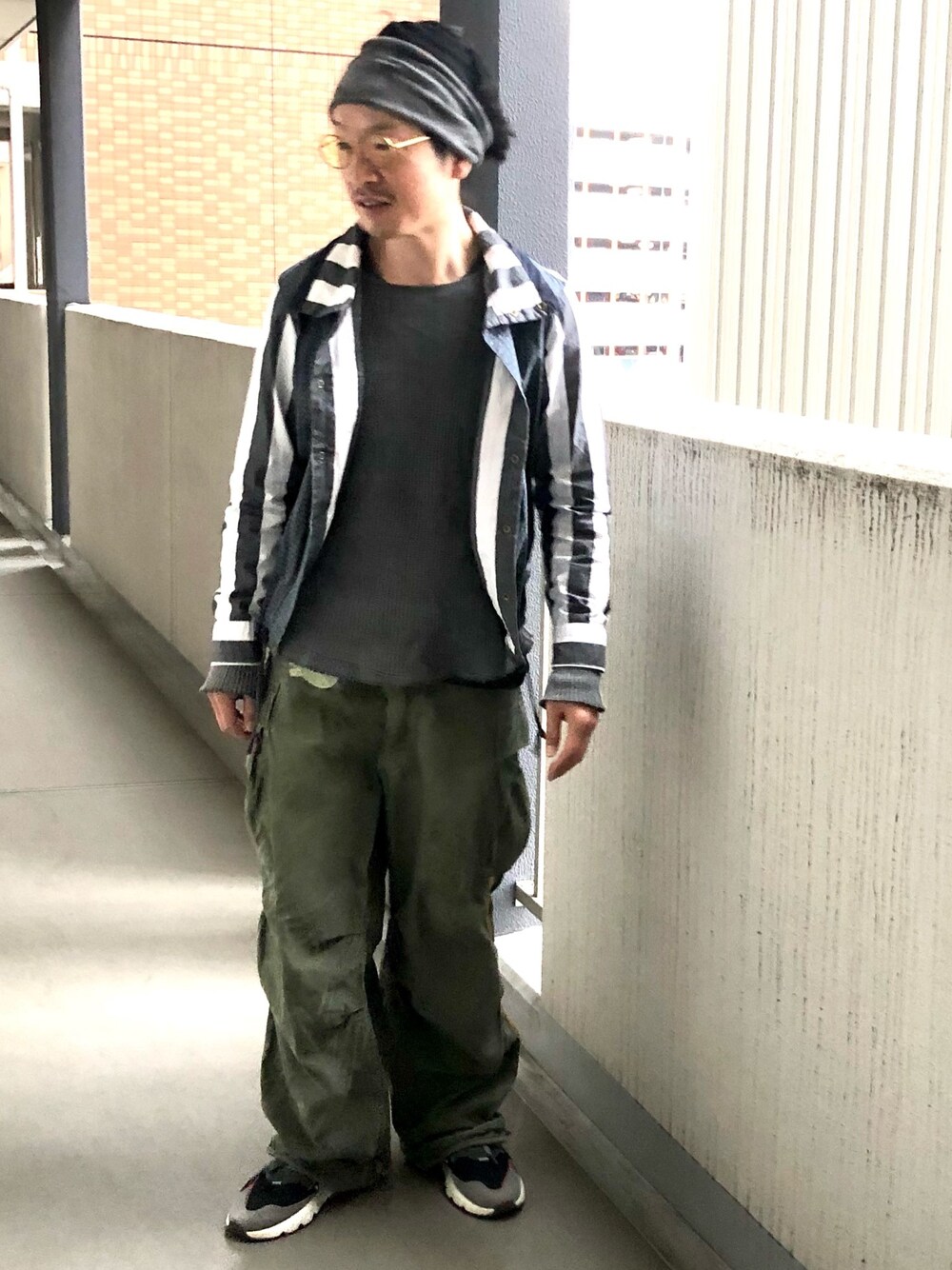 「春コーデ、大人カジュアル、レイヤードスタイル、古着MIX、カーゴパンツ、ミリタリー、ヘアバンド、ストライプシャツ、リメイク、春夏コーデ」｜「KICS DOCUMENT.のアイテム（シャツ/ブラウス、その他）」を使った、yosukeさん（メンズ・168cm）の春コーディネートの1枚目の写真