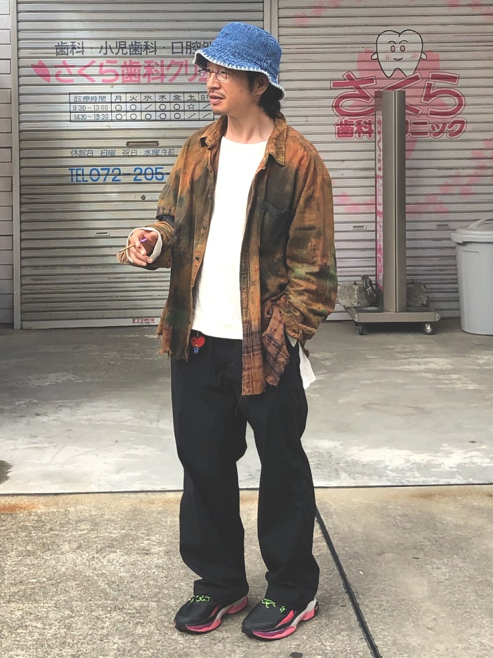 「春夏コーデ、春コーデ、デニムハット、リメイク、ビックシルエット、白Tシャツ、古着MIX、ユニクロ、バケットハット、ラフコーデ」｜「JOURNAL STANDARD J.S HOMESTEADのアイテム（シャツ/ブラウス、ブラウン系）」を使った、yosukeさん（メンズ・168cm）の春コーディネートの1枚目の写真