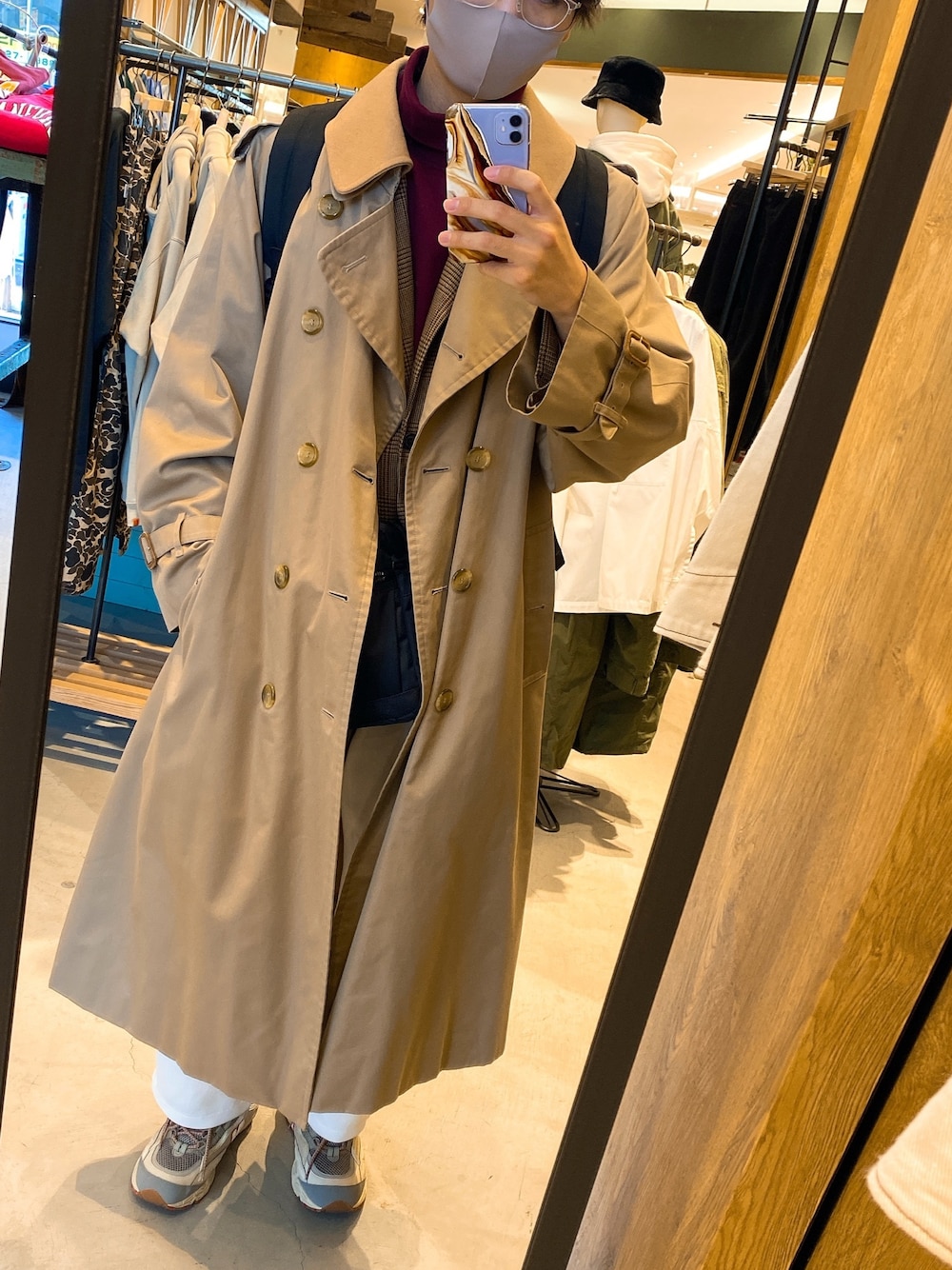 ベージュ系のトレンチコート、レッド系のTシャツ/カットソー、ホワイト系のその他パンツを着用したメンズの冬コーディネートの1枚目の写真