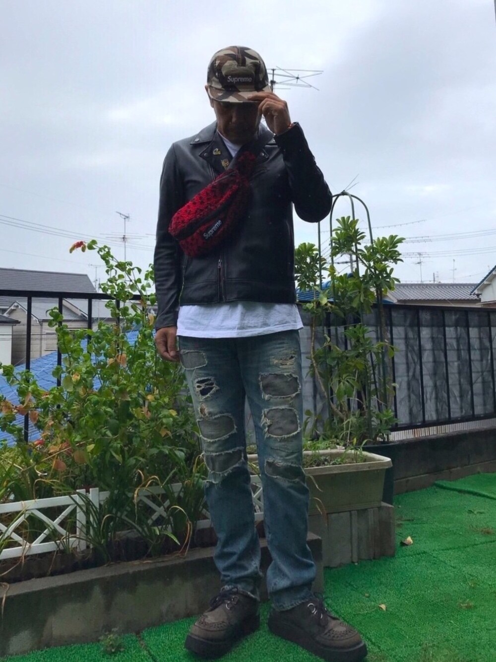 「秋コーデ、シンプル、ライダース、デニム、キャップ、シュプリーム、supreme、ヒステリックグラマー、ロック」｜「Supreme のアイテム（キャップ、ベージュ系）」を使った、エイジさん（メンズ・175cm）の秋コーディネートの1枚目の写真