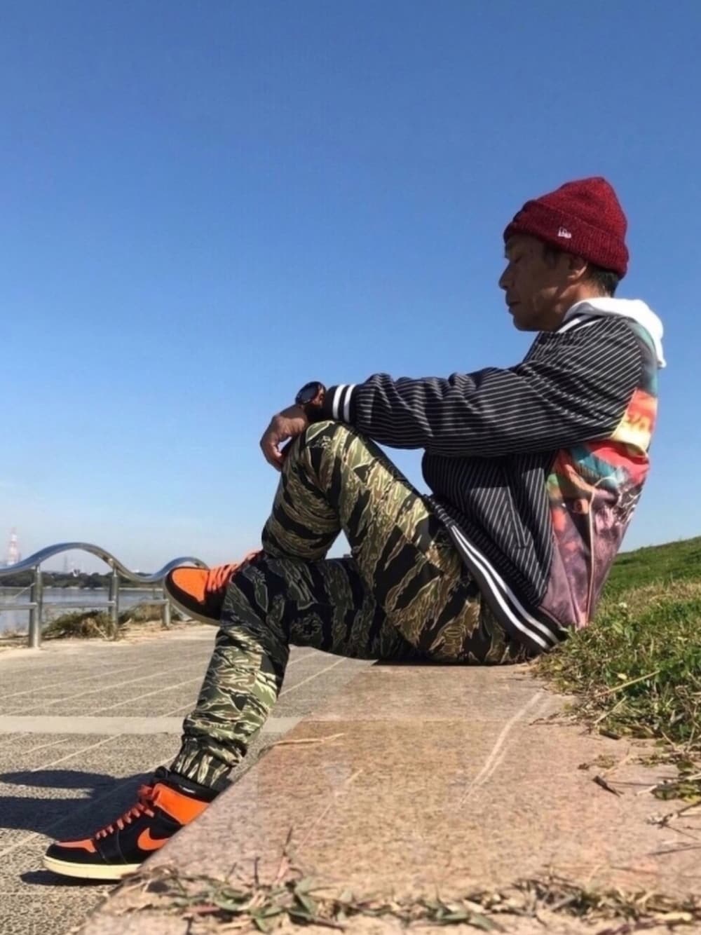 「やっぱりストリートが好き、秋コーデ、今日のコーデ、ストリートMIX、スニーカー、シュプリーム、supreme、ナイキ、ナイロンジャケット、カモフラ」｜「Supreme のアイテム（ニットキャップ/ビーニー、レッド系）」を使った、エイジさん（メンズ・175cm）の秋コーディネートの1枚目の写真