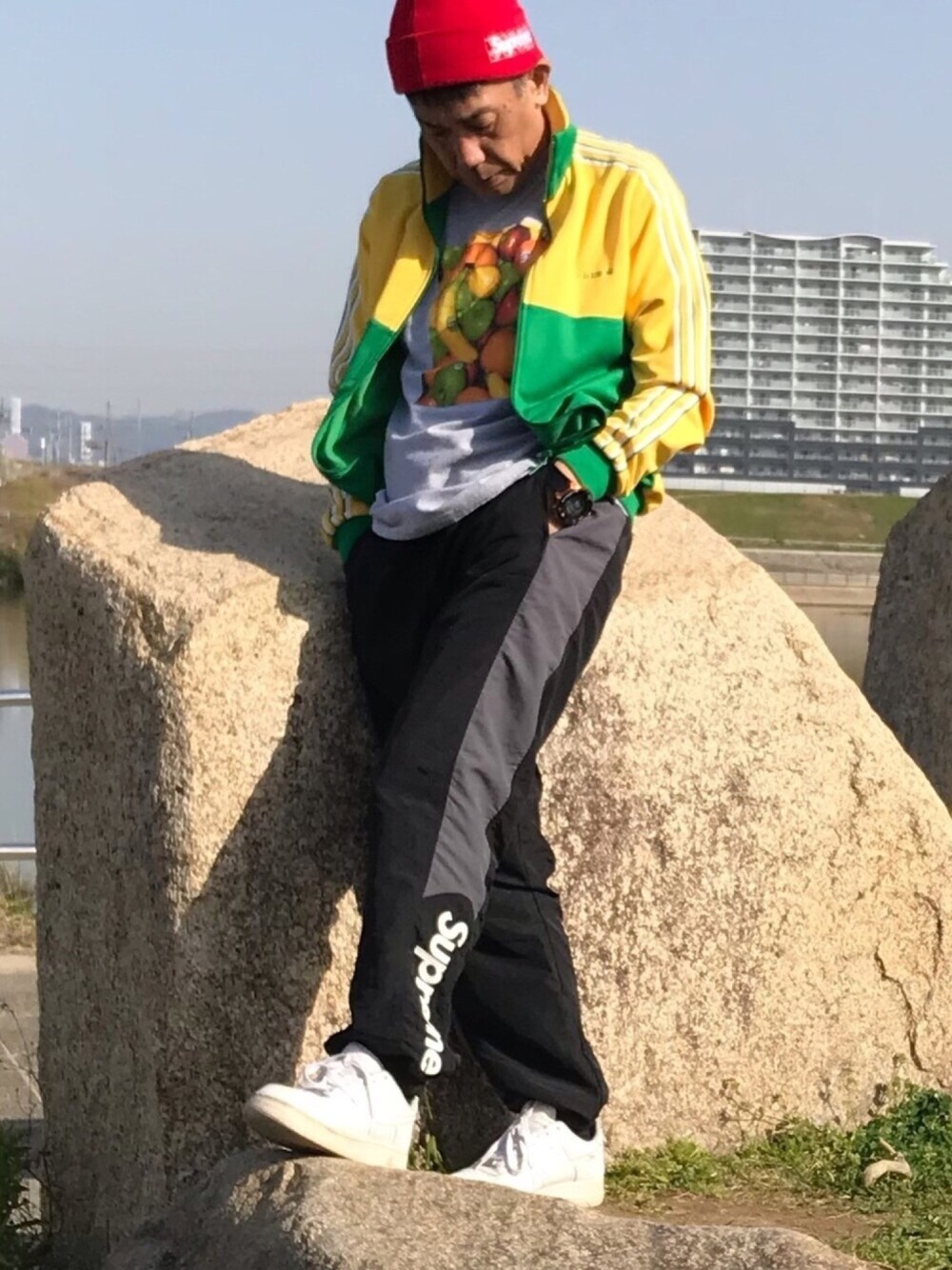 「シンプル、カジュアル、春コーデ、ジャージ、Tシャツ、スニーカー、シュプリーム、アディダス、ナイキ」｜「Supreme のアイテム（ニットキャップ/ビーニー、レッド系）」を使った、エイジさん（メンズ・175cm）の春コーディネートの1枚目の写真