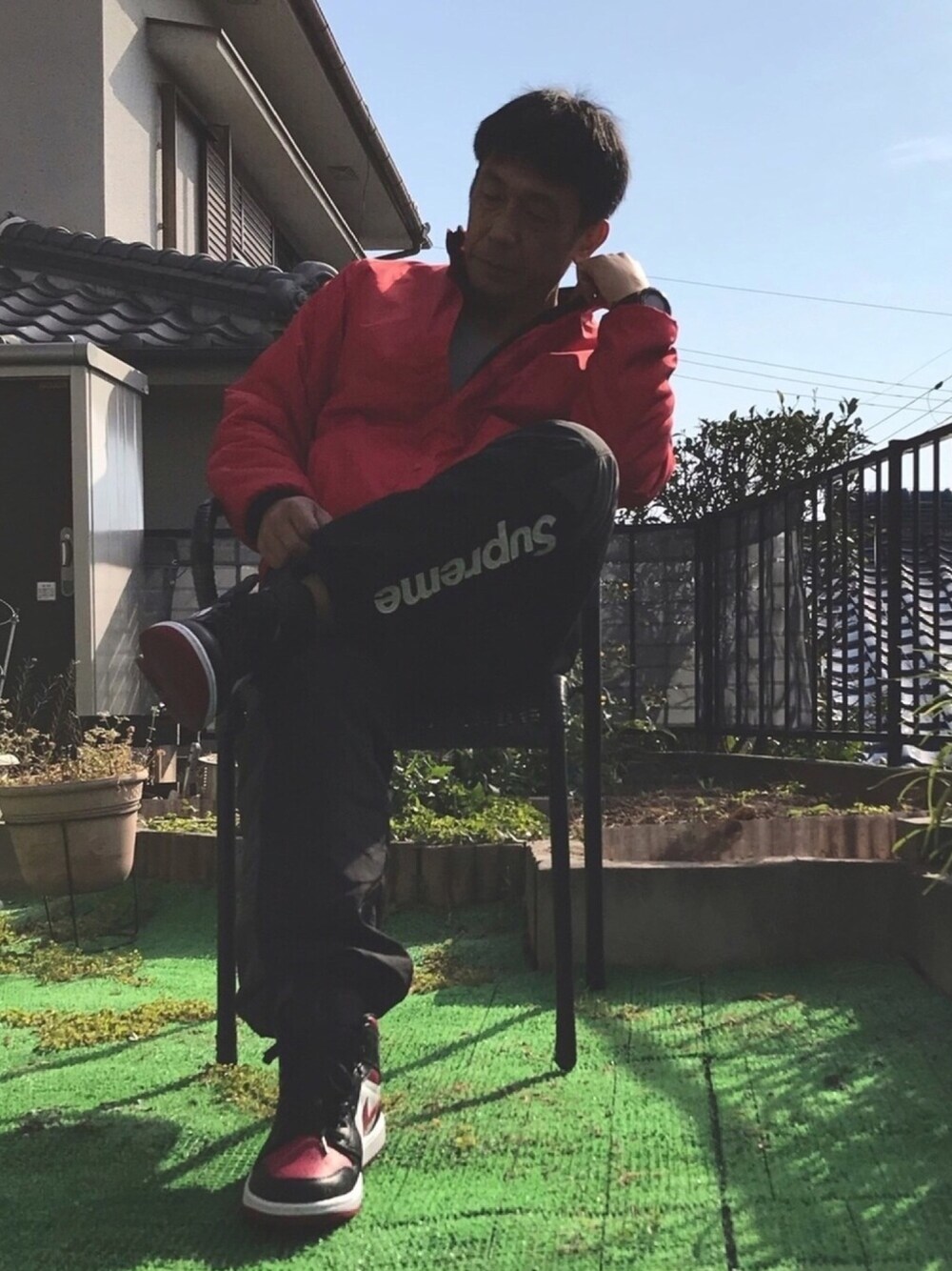 「おうちファッション、シンプルコーデ、カジュアル、スニーカー、シュプリーム、ナイキ」｜「Supreme のアイテム（ブルゾン、レッド系）」を使った、エイジさん（メンズ・175cm）の春コーディネートの1枚目の写真