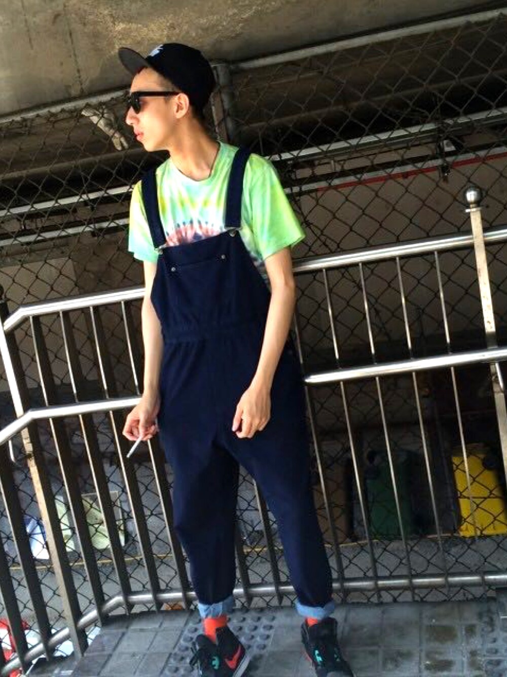 「2%のアイテム（サロペット/オーバーオール、ブルー系）」を使った、酥提佐さん（メンズ・174cm）の春コーディネートの1枚目の写真