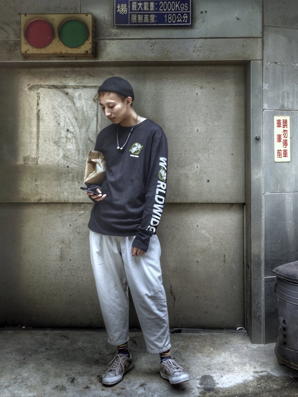 「夏」｜「levisのアイテム（Tシャツ/カットソー、ブラック系）」を使った、酥提佐さん（メンズ・174cm）の夏コーディネートの1枚目の写真