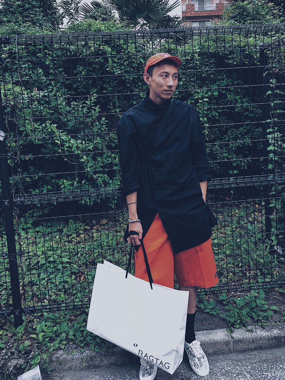 「夏」｜「Yohji Yamamotoのアイテム（シャツ/ブラウス、ブラック系）」を使った、酥提佐さん（メンズ・174cm）の夏コーディネートの1枚目の写真