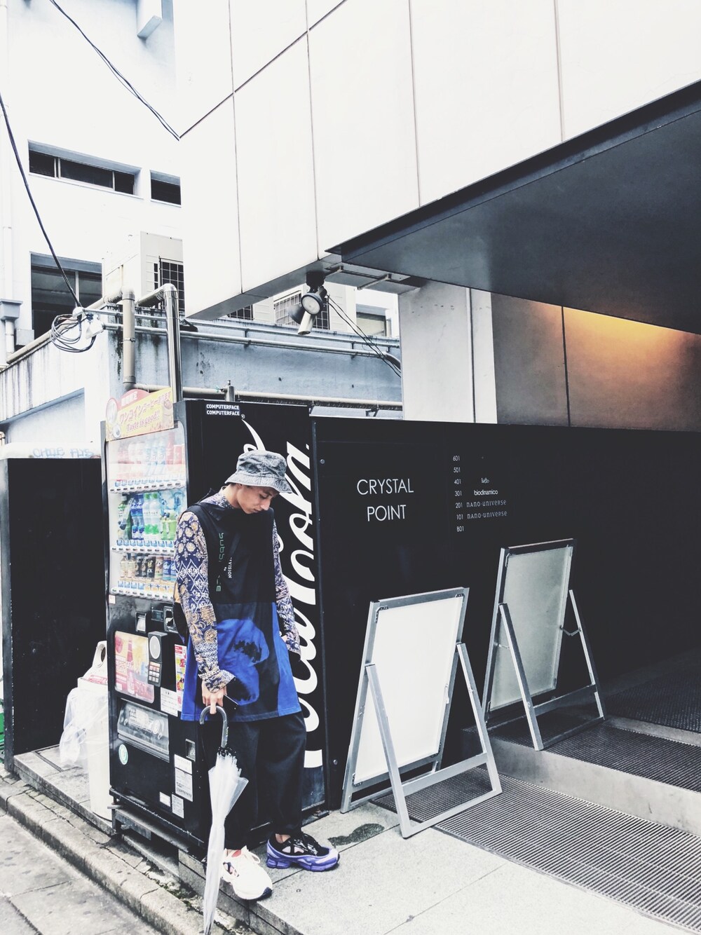 「RAF SIMONSのアイテム（Tシャツ/カットソー、ブラック系）」を使った、酥提佐さん（メンズ・174cm）の夏コーディネートの1枚目の写真